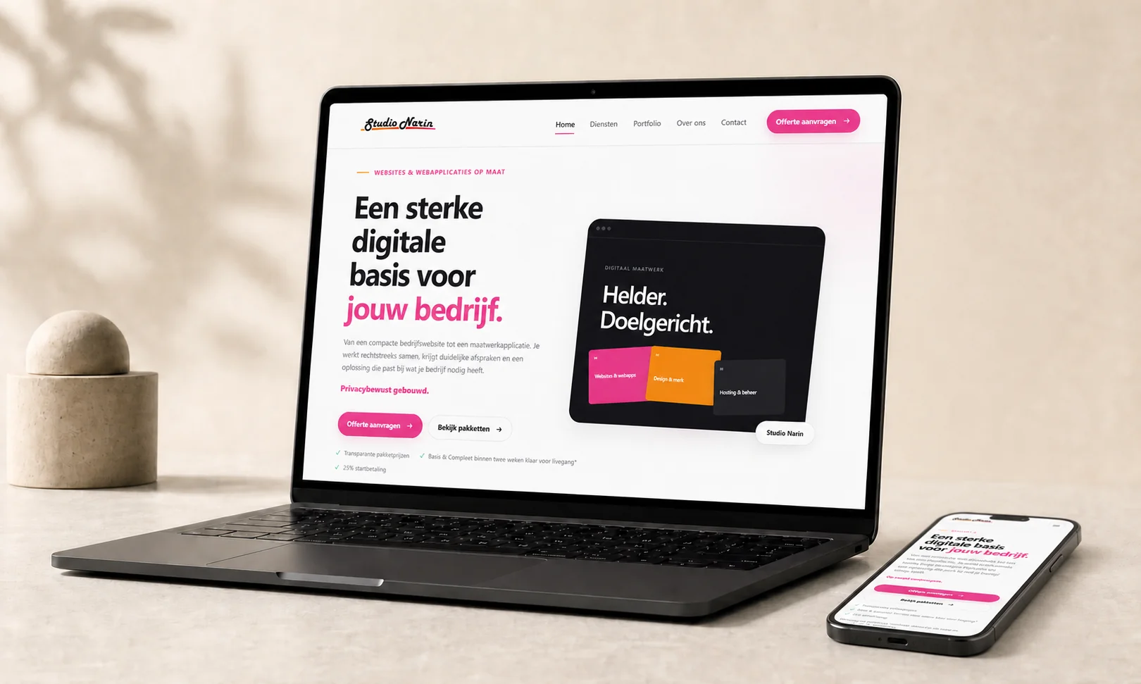 Studio Narin-homepage op een laptop met de mobiele versie zichtbaar op een telefoon die ernaast op tafel ligt.