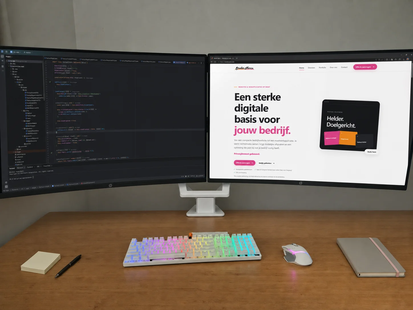 Opgeruimde Studio Narin-werkplek met code op de linker monitor en de Studio Narin-homepage op de rechter monitor.